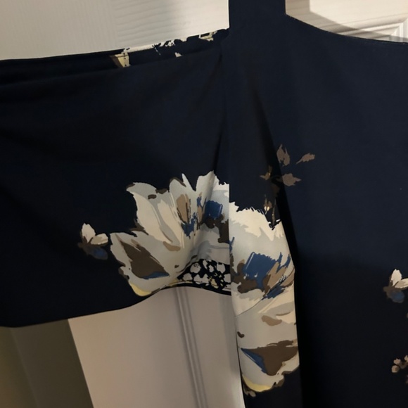 Cleo Navy Floral Cold Shoulder Top Size L - Picture 2 of 3